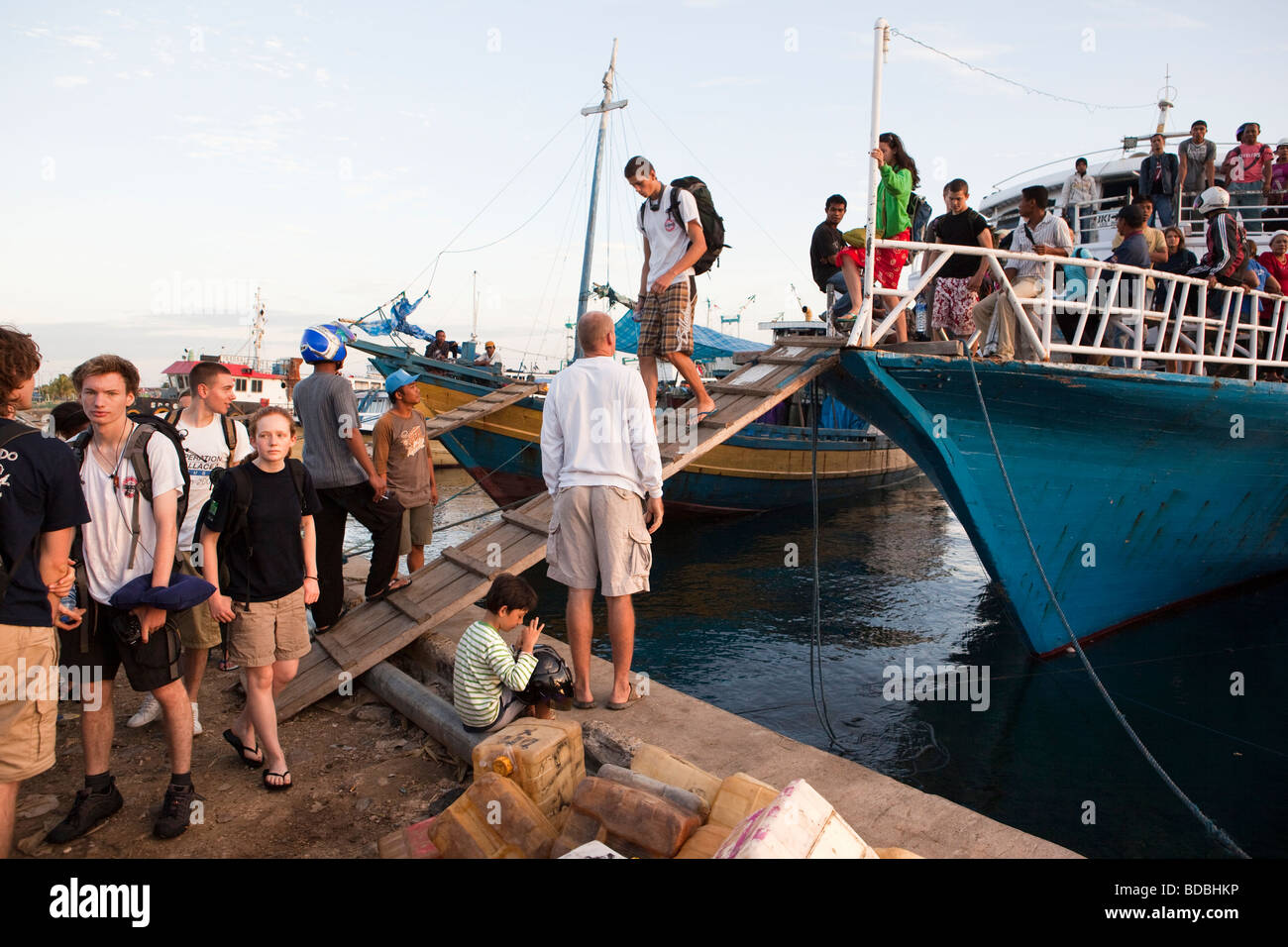 Indonesien Sulawesi Buton Insel Bau Bau Betrieb Wallacea Studenten aussteigen Nacht Schlafwagen Boot aus Wanci Stockfoto