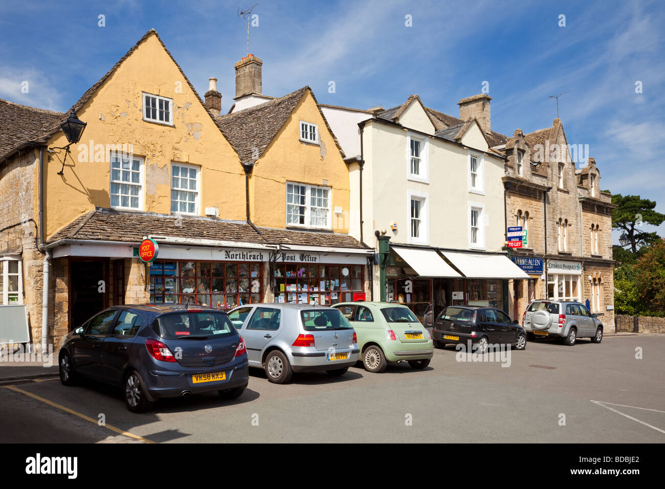 Reihe von Geschäften und Dorf Postamt bei Northleach Dorf, Gloucestershire, England, UK Stockfoto