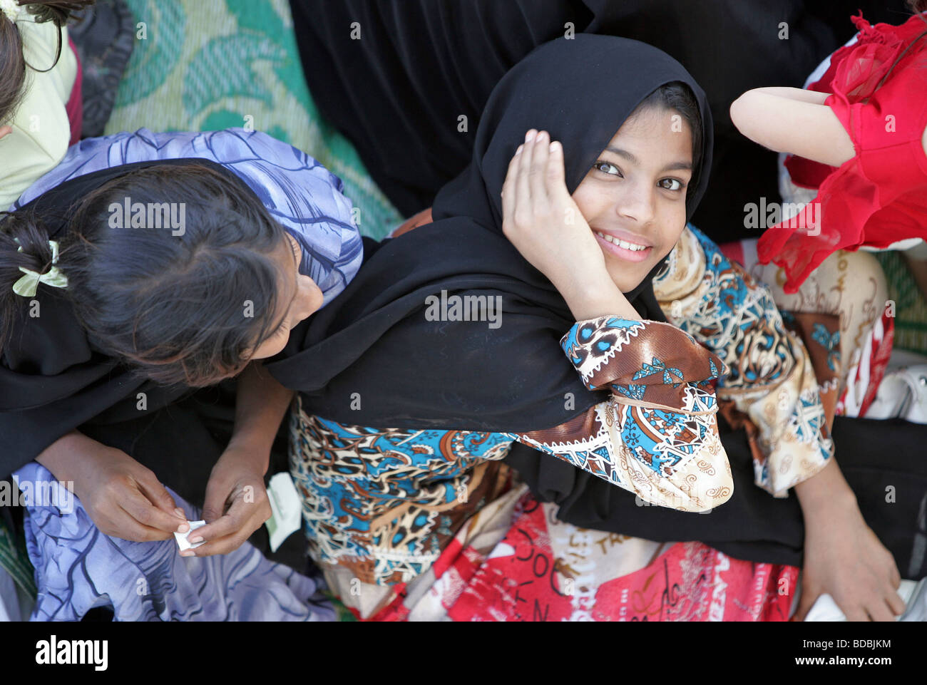 Mädchen mit Kopftuch, Dubai, Vereinigte Arabische Emirate Stockfoto