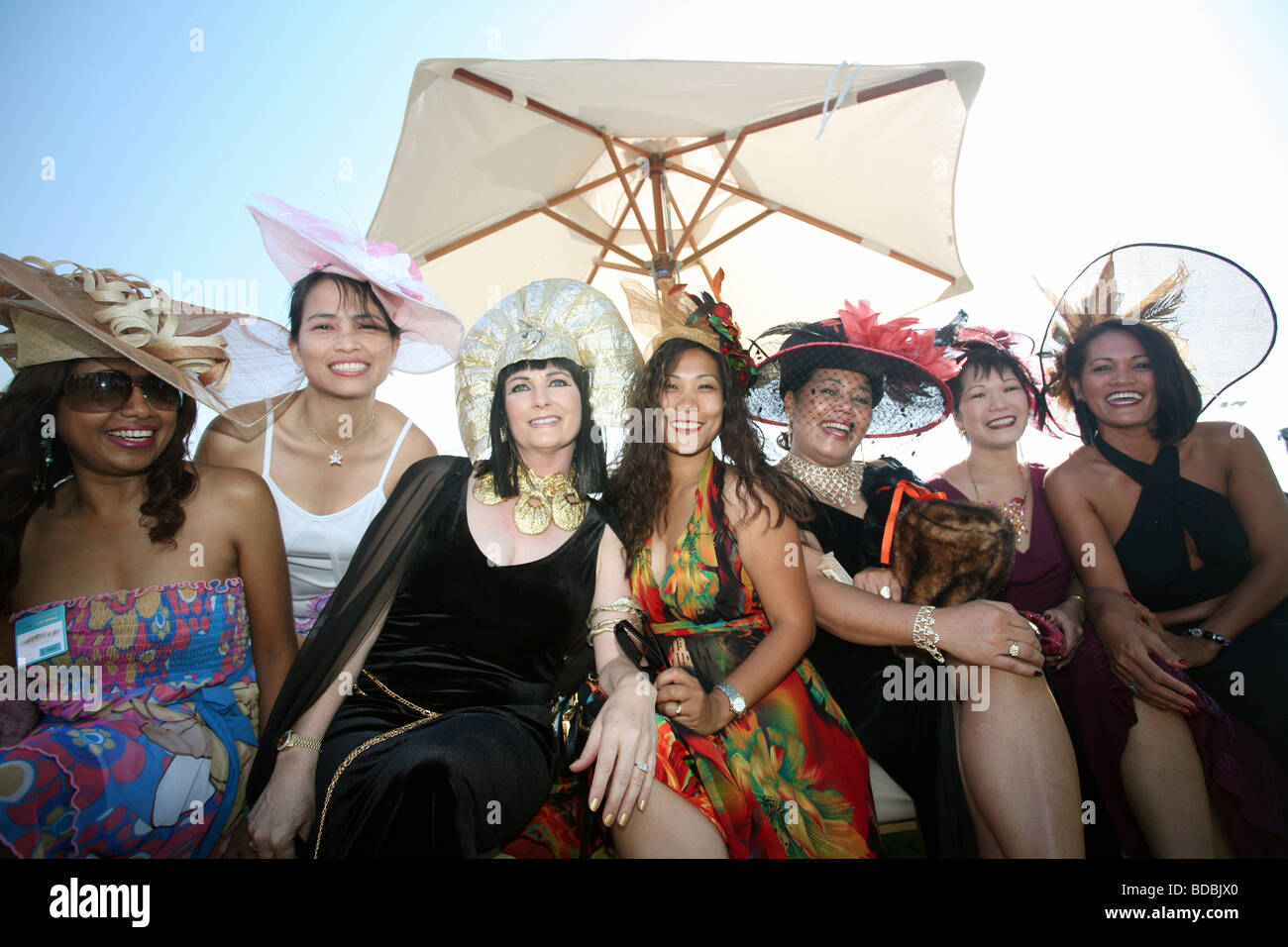 Frauen tragen Hüte, Dubai, Vereinigte Arabische Emirate Stockfoto