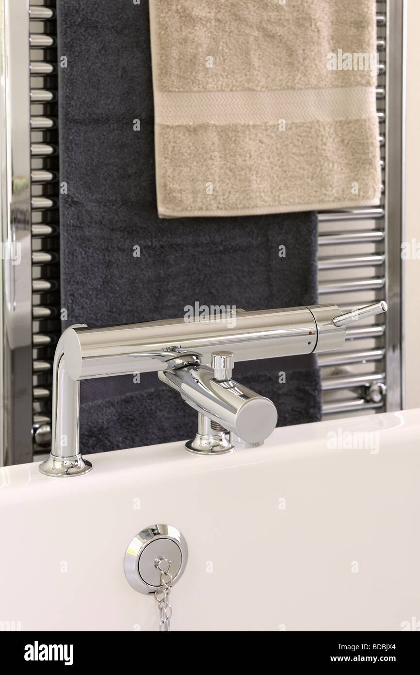 Beige und schwarze Tücher auf beheizten Handtuchhalter Chrom oben Chrom  Wasserhahn im Bad Stockfotografie - Alamy