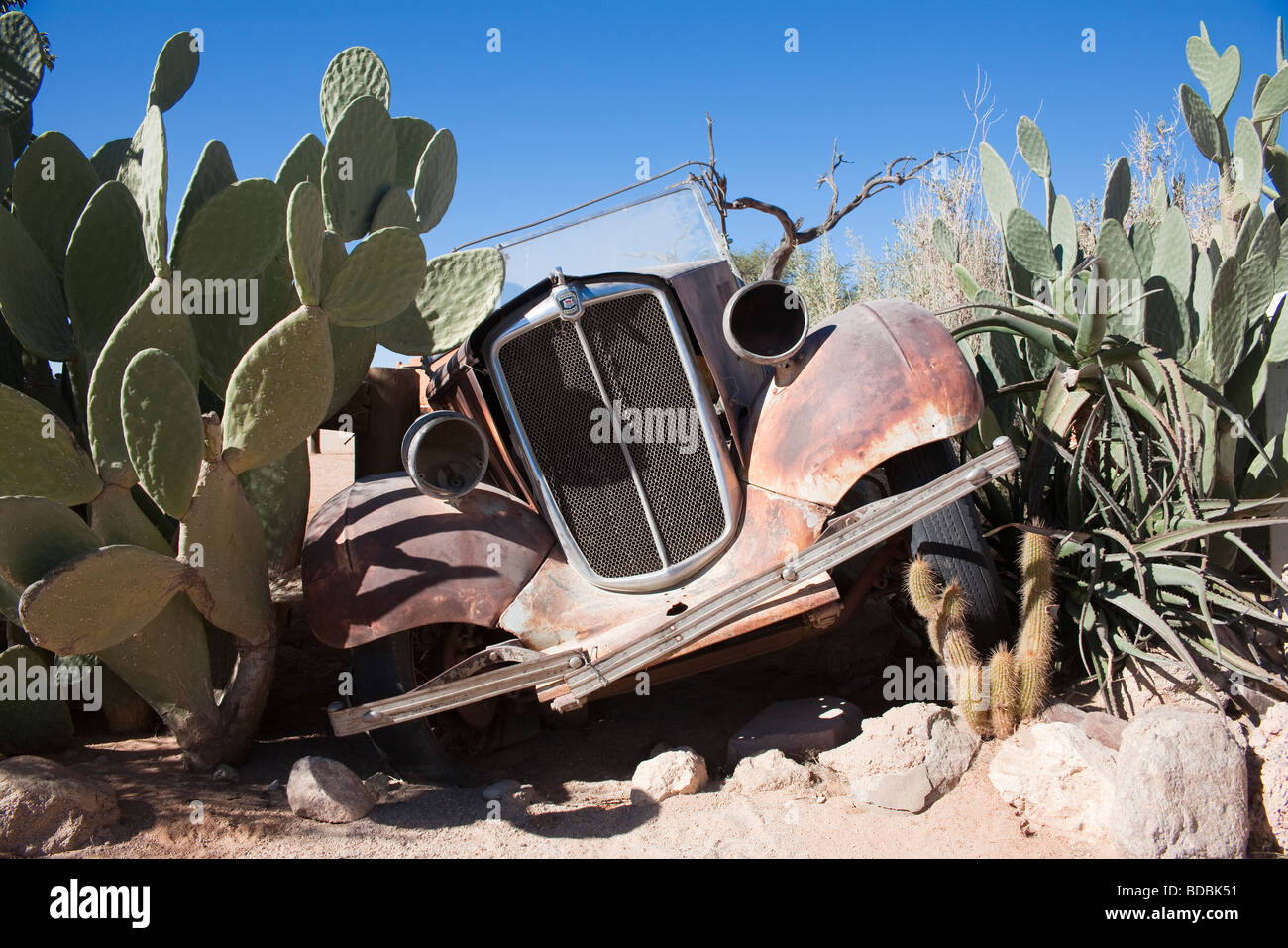 Rostigen alten Morris acht Auto Solitaire Namibia Afrika Stockfoto