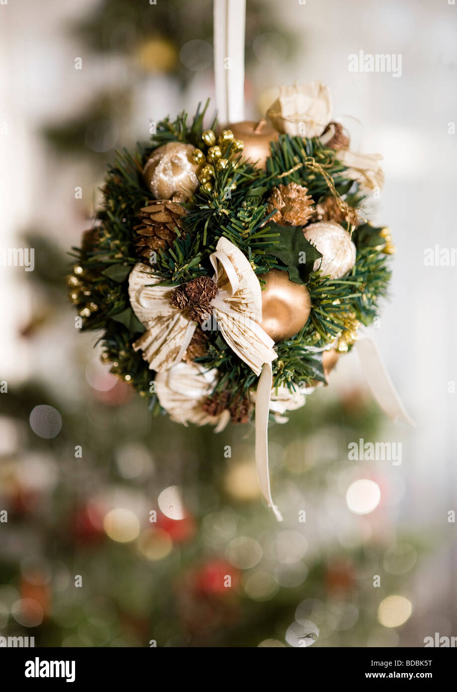 Strauß an den Weihnachtsbaum hängen Stockfoto