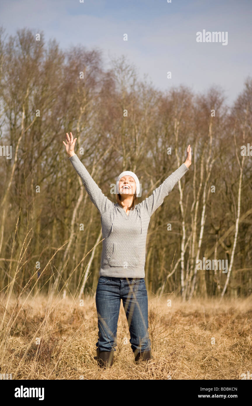 Porträt der jungen Frau im Herbst Stockfoto