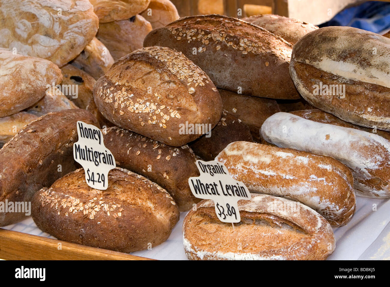 Frisch gebackenes Brot zum Verkauf auf einem Bauernmarkt in Boise, Idaho USA Stockfoto