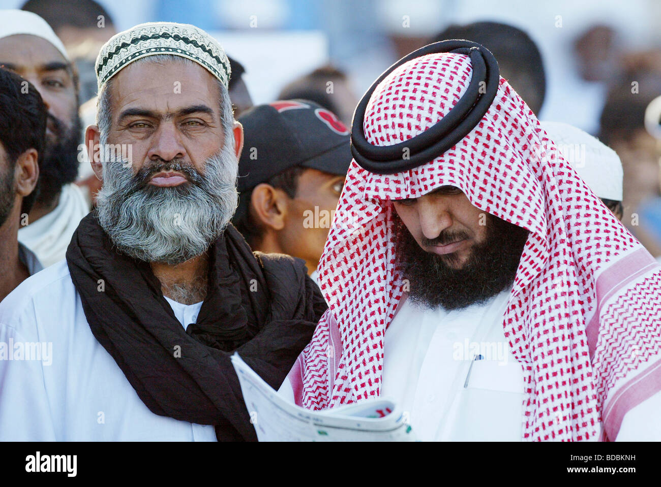 Zwei Araber bei Race Course, Dubai, Vereinigte Arabische Emirate Stockfoto