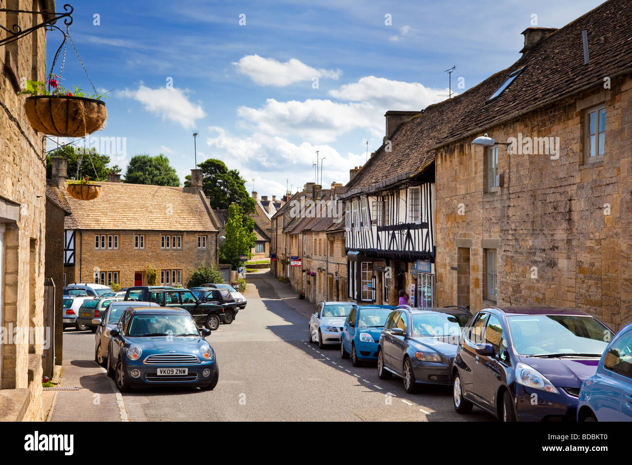 Straße im historischen Northleach, Gloucestershire, England, UK mit halben Fachwerkhaus store Stockfoto