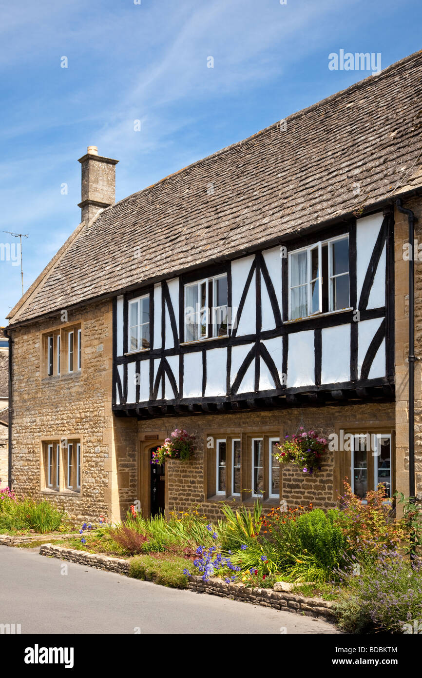 Neue Häuser bauen mit mock Tudor vorne in Northleach, Gloucestershire, England Großbritannien Stockfoto