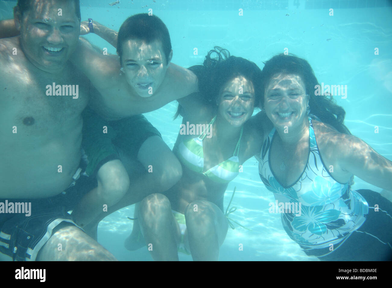 Vierköpfige Familie unter Wasser Stockfoto