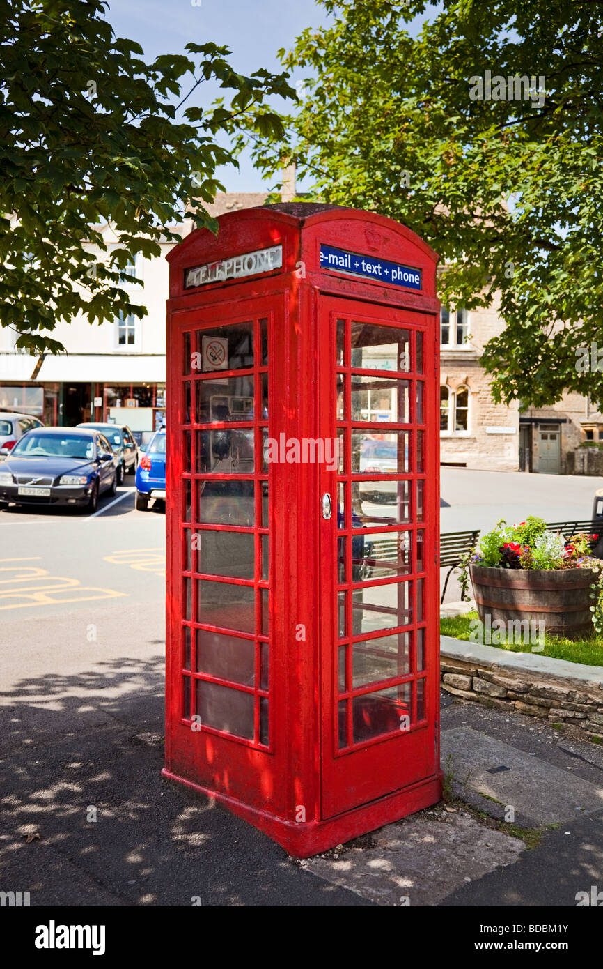 Traditionelle Altenglisch rote Telefon Box, UK Stockfoto