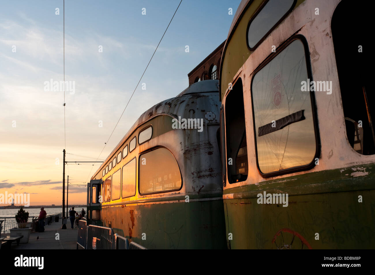 Red Hook Trolley bei Sonnenuntergang Stockfoto