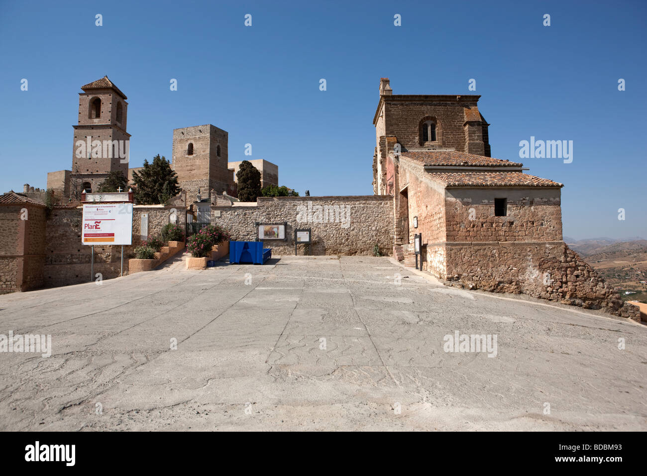 Castillo Arabe und Kirche.  Alora. Malaga. Valle del Sol Andalusien. Spanien. Europa Stockfoto