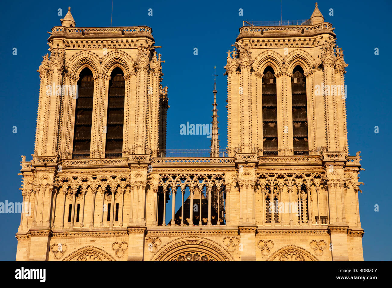 Kathedrale Notre Dame gebadet, bei der Festlegung von Sonnenlicht, Paris Frankreich Stockfoto