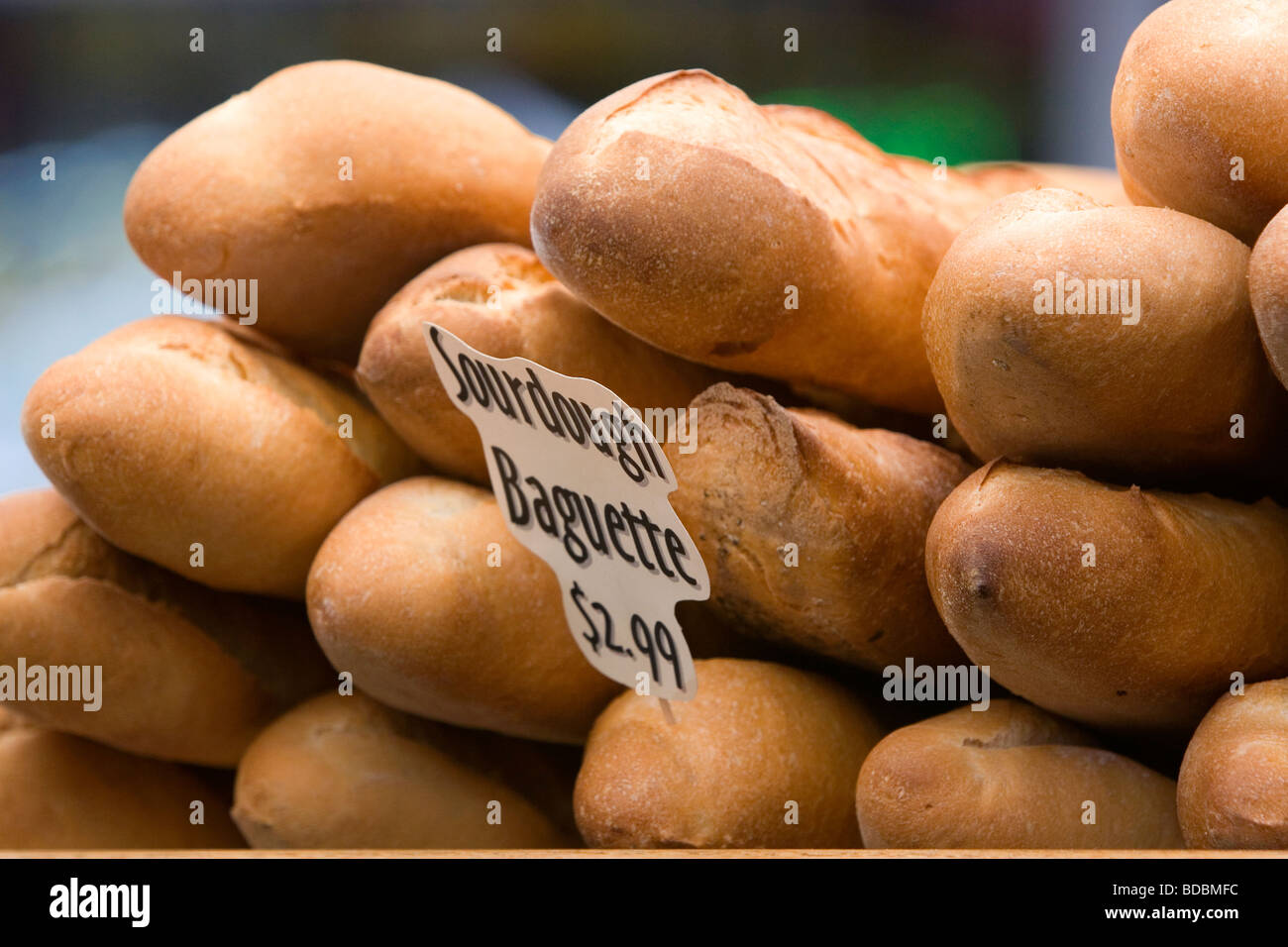 Frisch gebackenes Brot auf einem Bauernmarkt in Boise, Idaho USA verkauft Stockfoto