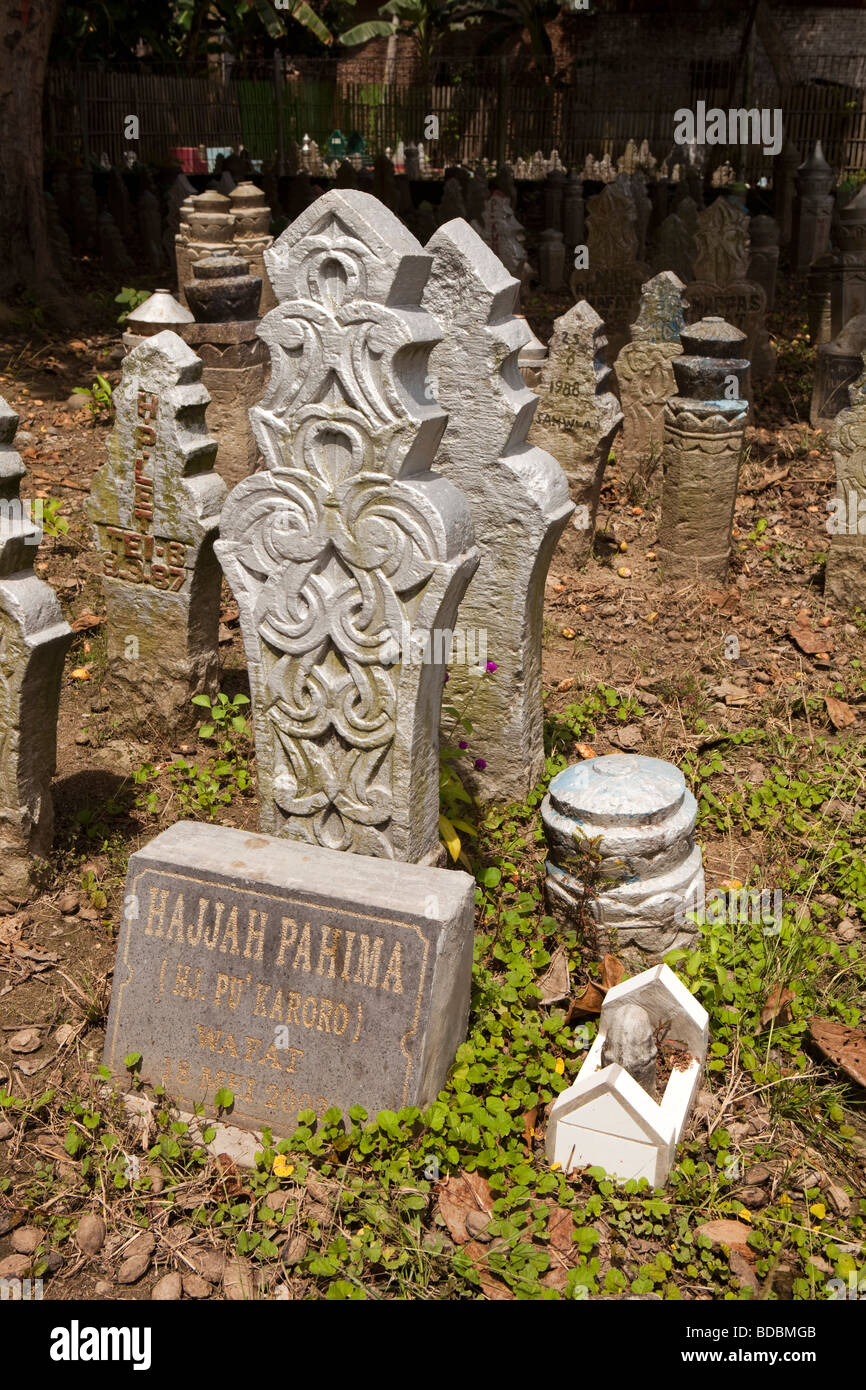 Indonesien-Sulawesi-Sidereng muslimischen Friedhof ungewöhnlich geformte Grabsteine Stockfoto