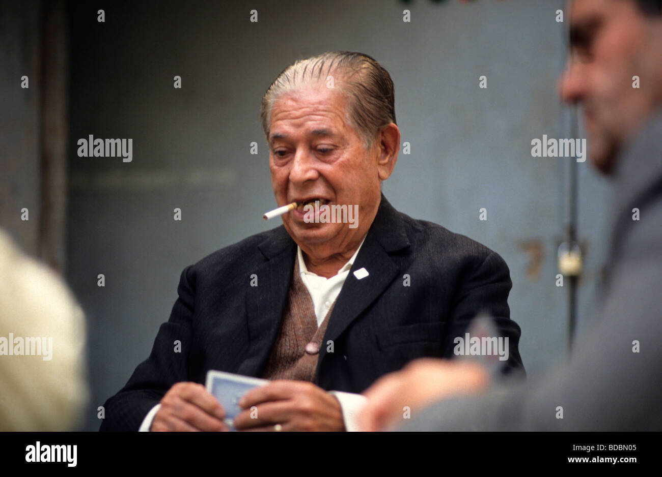 Portugal Lissabon älterer Mann mit Zigarette Spielkarten Alfama Viertel Stockfoto