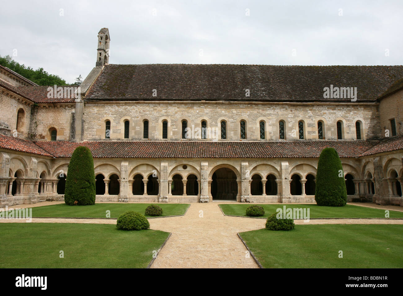 Kloster-Innenhof des Zisterzienser Abtei Fontenay Frankreich Stockfoto