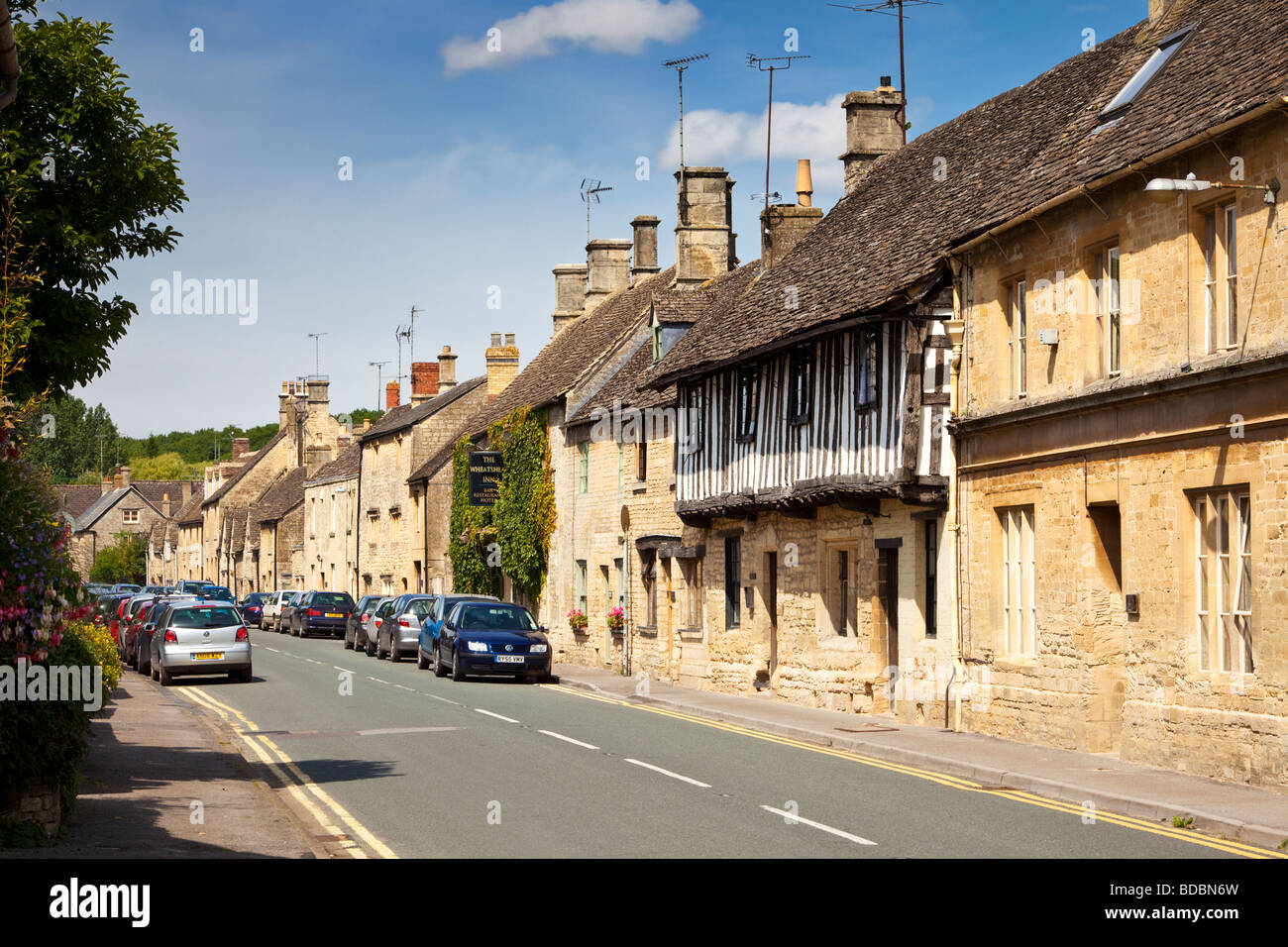 Reihe von Cotswold-Terrassenhäusern aus Stein in Northleach, Cotswolds, Gloucestershire, Großbritannien Stockfoto