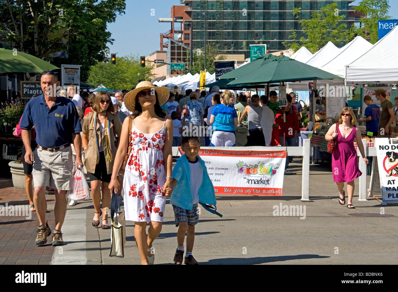 Menschen suchen den Samstag Bauernmarkt in Boise, Idaho USA Stockfoto