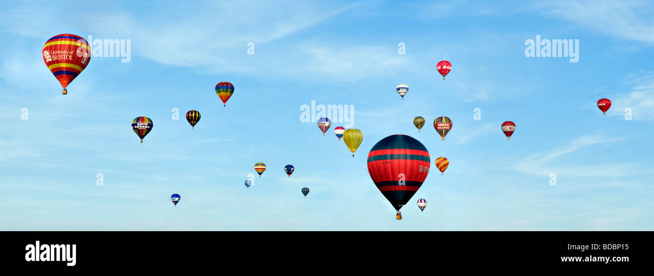 Panorama von bunten Heißluftballons am Sommertag vor einem blauen Himmel an der 2009 Bristol Balloon Fiesta uk Stockfoto