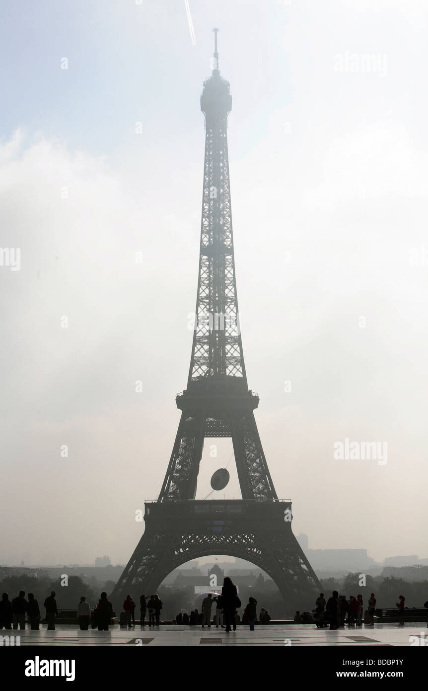 Der Eiffelturm bei Gegenlicht, Paris Stockfoto