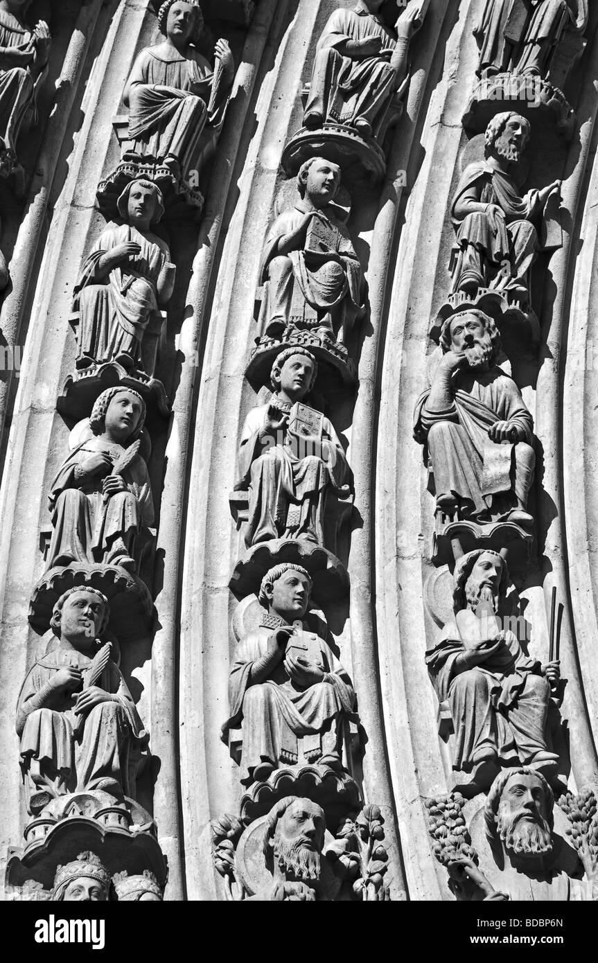 Steinbildhauen über dem Haupteingang an der Kathedrale Notre Dame in Paris Stockfoto