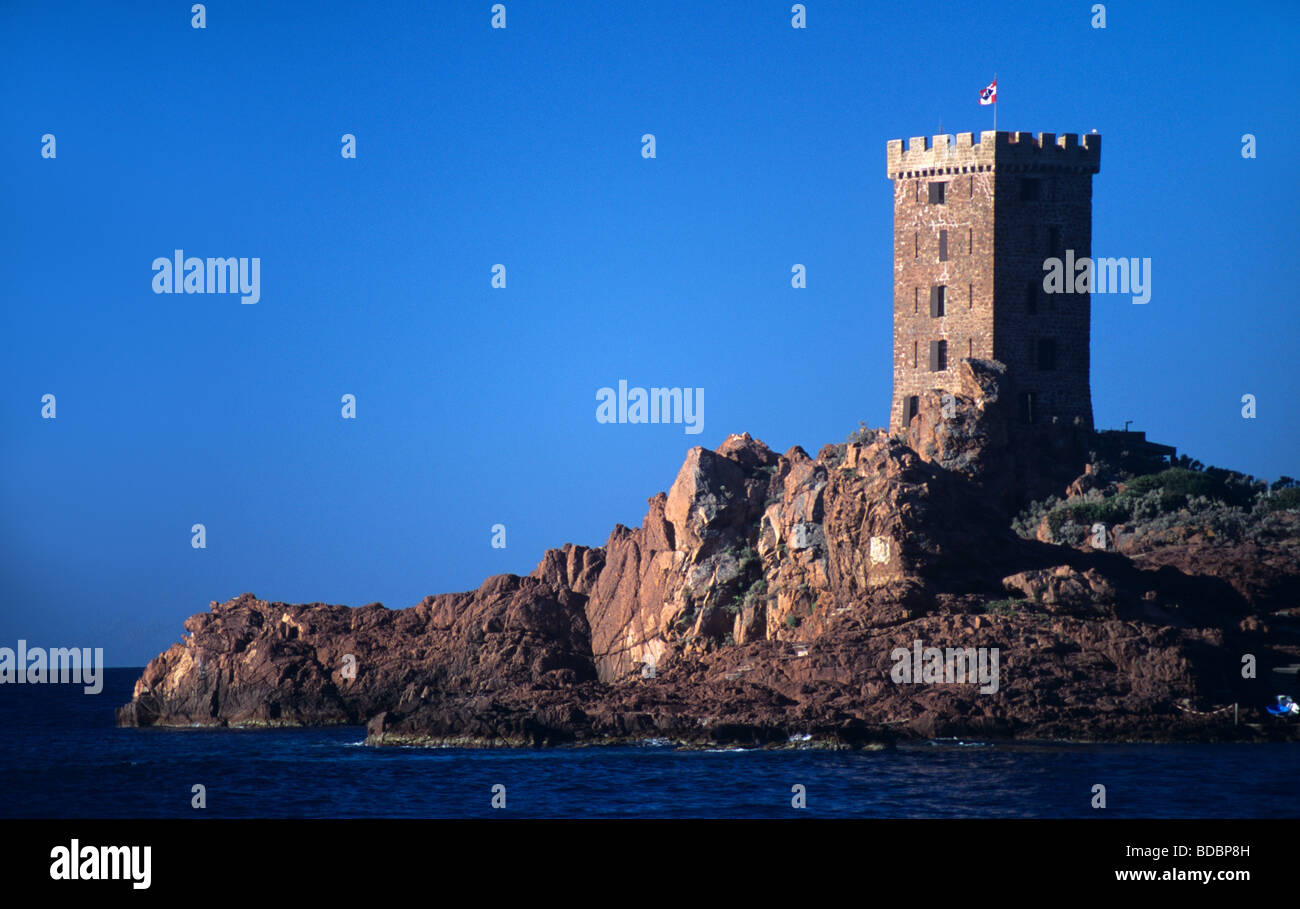 Stone Tower House auf Ïle d ' or (Goldene Insel), Cap du Dramont, in der Nähe von Saint Raphaël, Côte d ' Azur, Provence, Frankreich Stockfoto