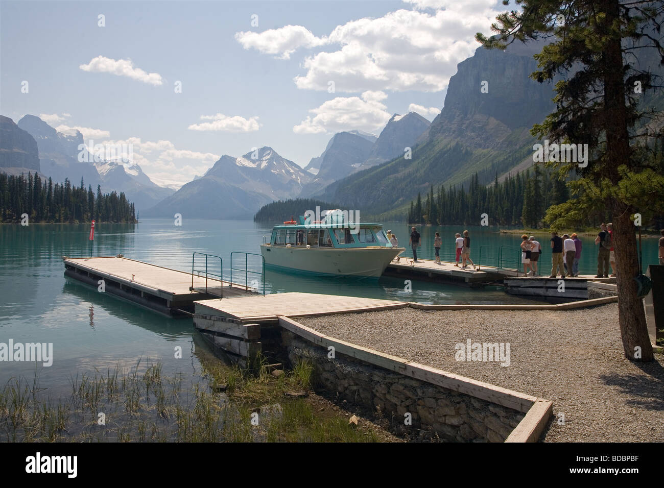 Boot bei Spirit Island im Maligne Lake in der Nähe von Jasper in den kanadischen Rockies Stockfoto