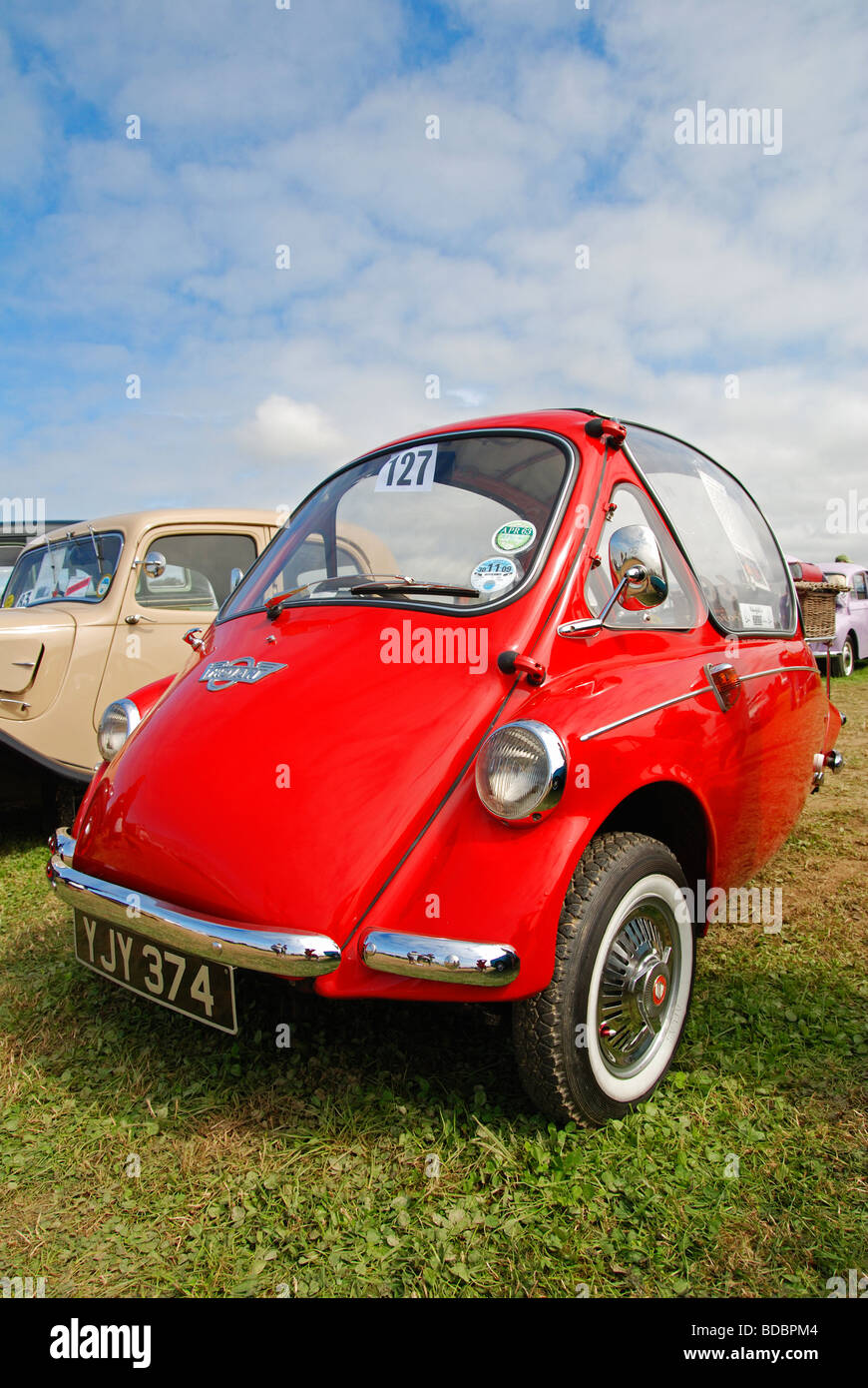 ein rotes "Trojaner" Bubble Auto bei einer Oldtimer-Rallye in Cornwall, Großbritannien Stockfoto