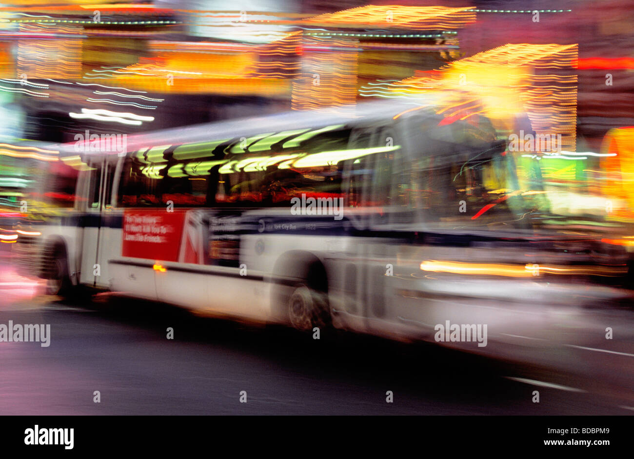 Öffentliche Verkehrsmittel. Broadway Times Square Theaterviertel in New York City mit hellen Neonlichtern bei Nacht. Bus in Bewegung. . USA Stockfoto