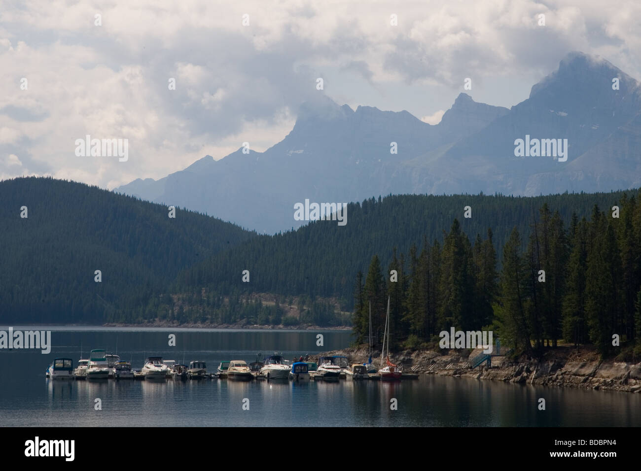 Lake Minnewanka in den kanadischen Rocky Mountains, Banff Nationalpark, Alberta Stockfoto