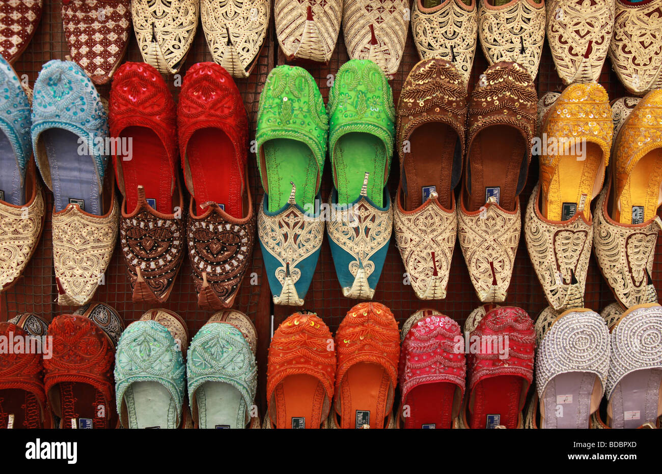 Traditioneller Souk in Dubai Schuhe zu verkaufen Stockfoto