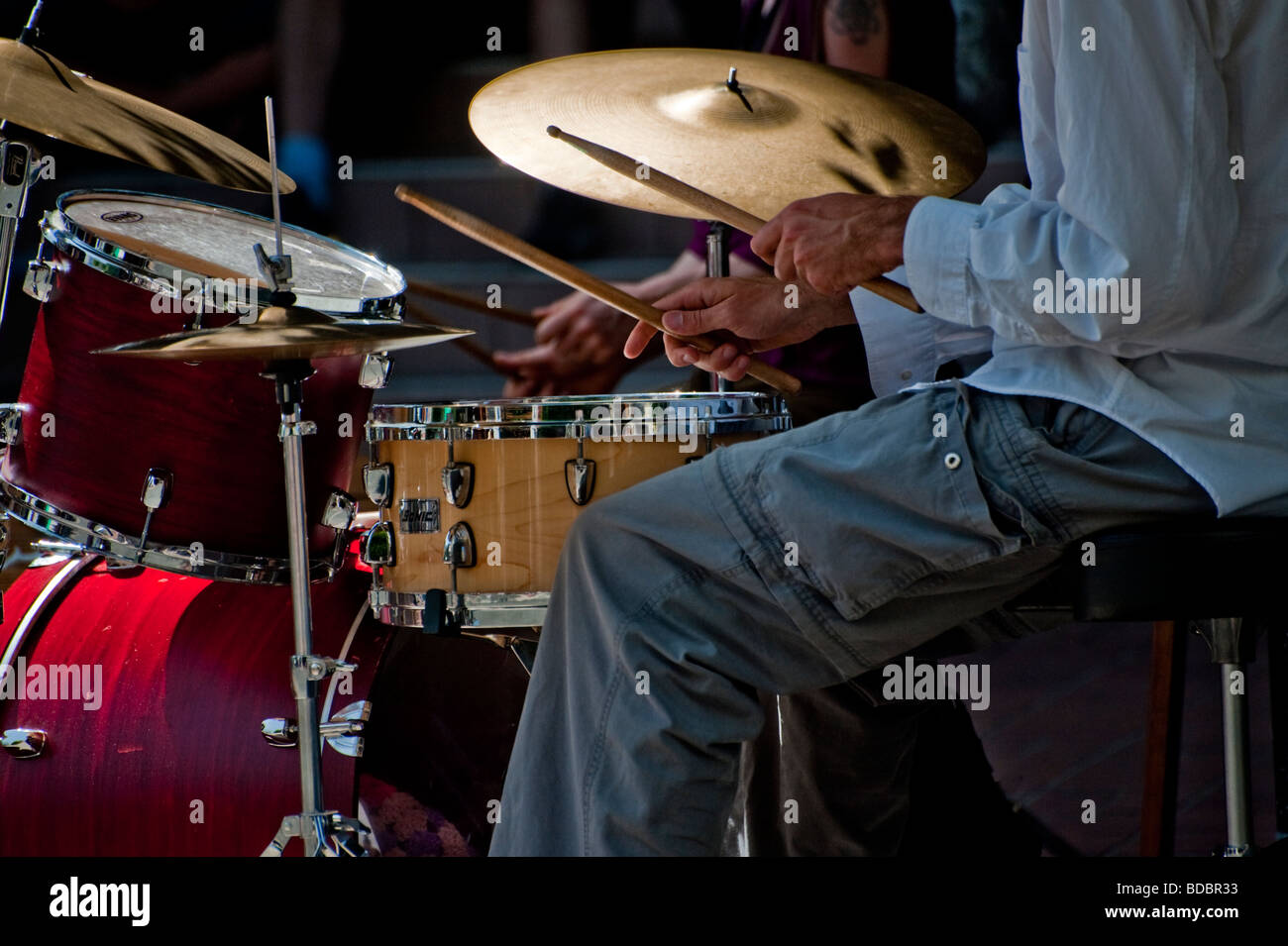 Jazz-Schlagzeuger spielt Musik auf den Straßen von Victoria, Britisch-Kolumbien spielt für Tipps und Auszeichnungen. Stockfoto