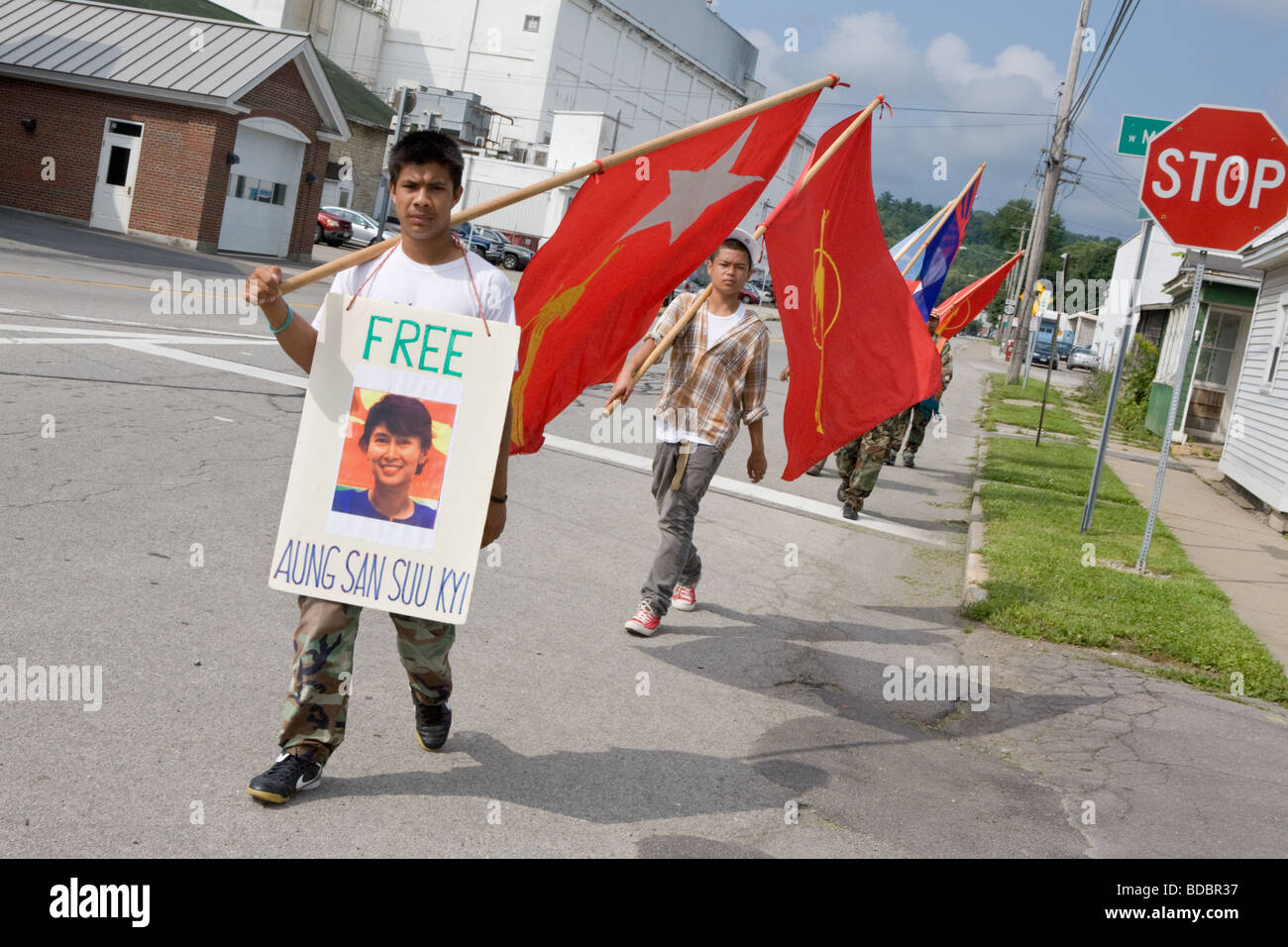 Burmesische Aktivisten während langen März Fort Wayne Indiana UNO Bemühungen um Nobelpreisträgerin Daw Aung San Suu Kyi zu befreien Stockfoto