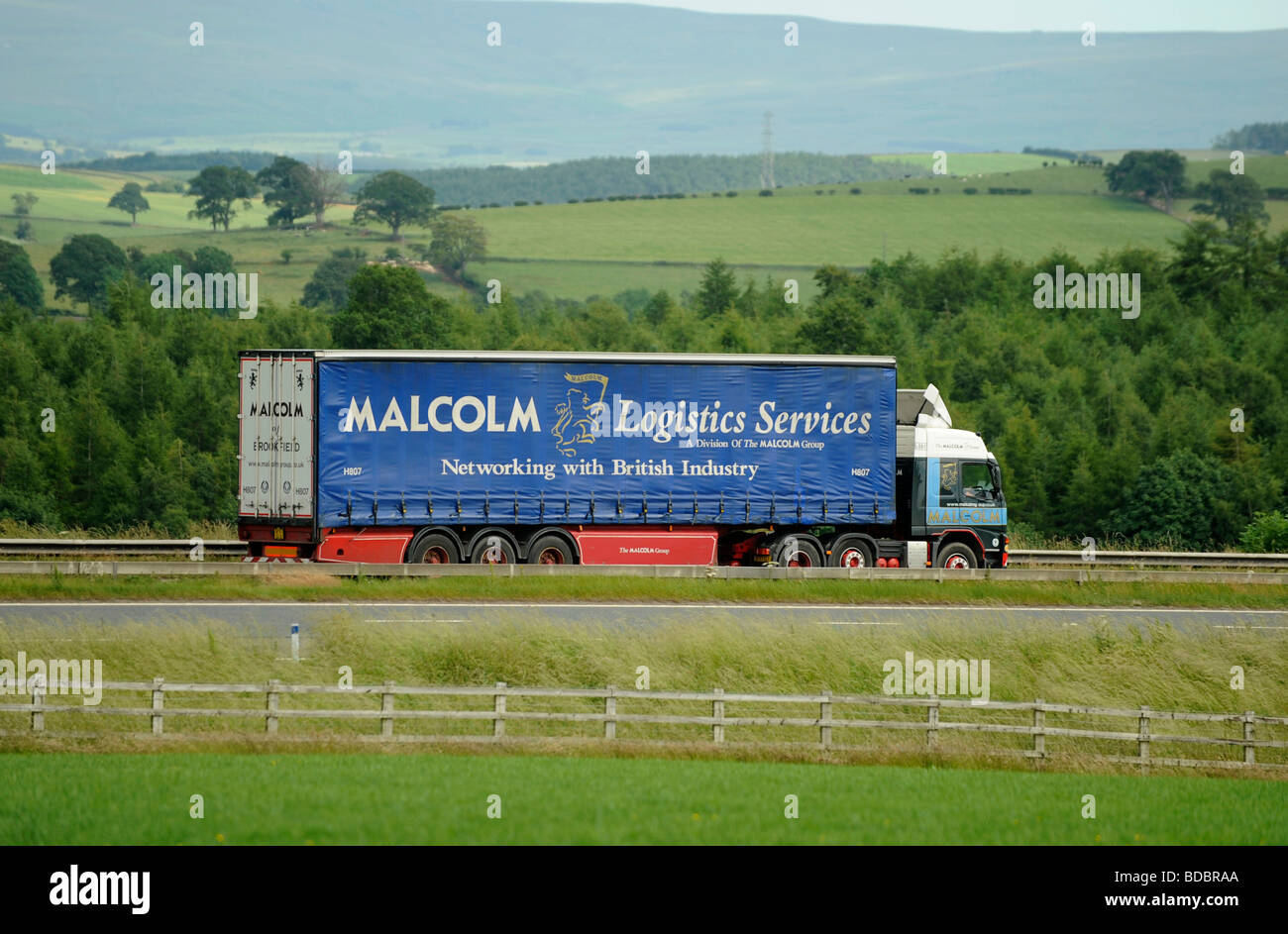 Volvo FM LKW mit Curtainsided Anhänger W H Malcolm Logistik-Dienstleistungen Stockfoto