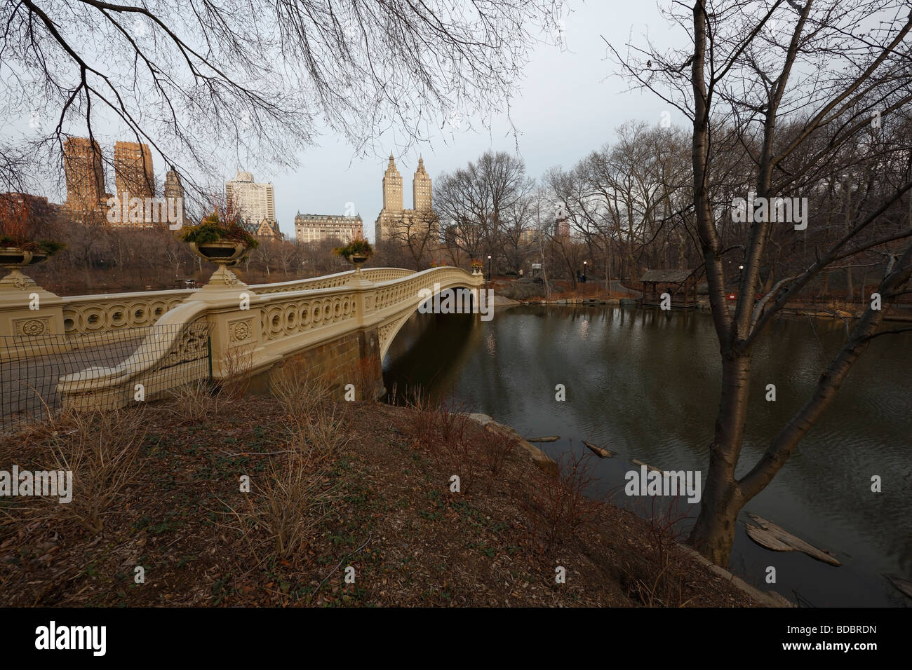 Bogenbrücke im Central Park New York an einem Wintertag Stockfoto