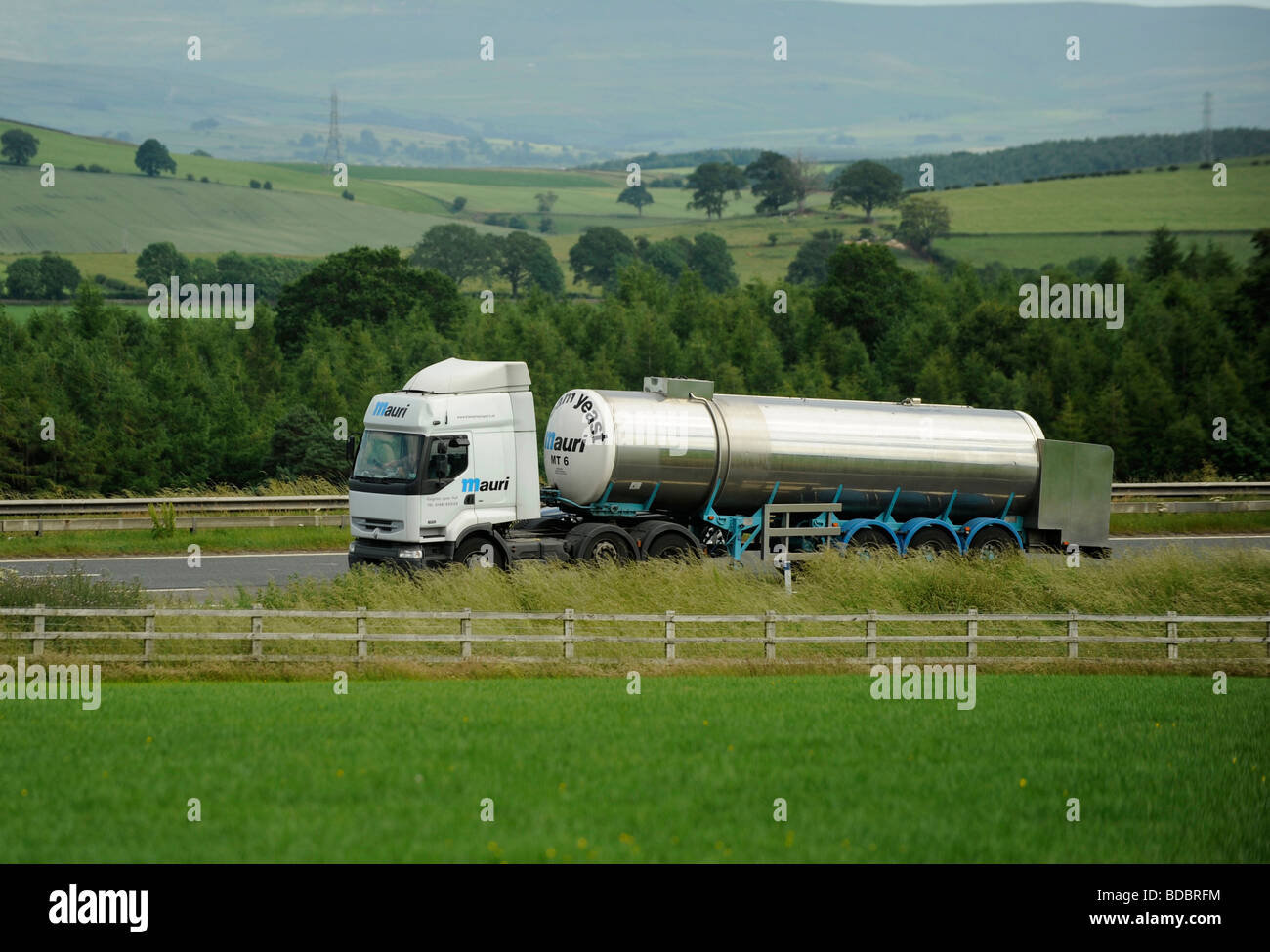 Renault Premium LKW mit Lebensmitteln Stoffe Tanker trailer Mauri Hefe Stockfoto