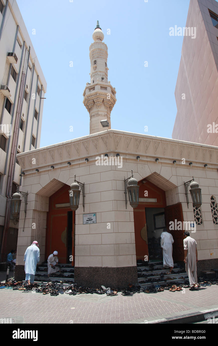 Aufruf zum Gebet in Dubai. Hunderte von Männern, die in den Straßen außerhalb verpackt Moscheen beten. Stockfoto