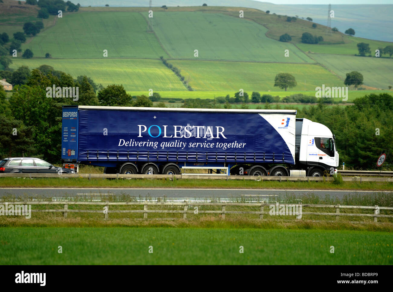 Iveco Stralis LKW mit Curtainsided Anhänger Polestar drucken Bedfords transport Stockfoto