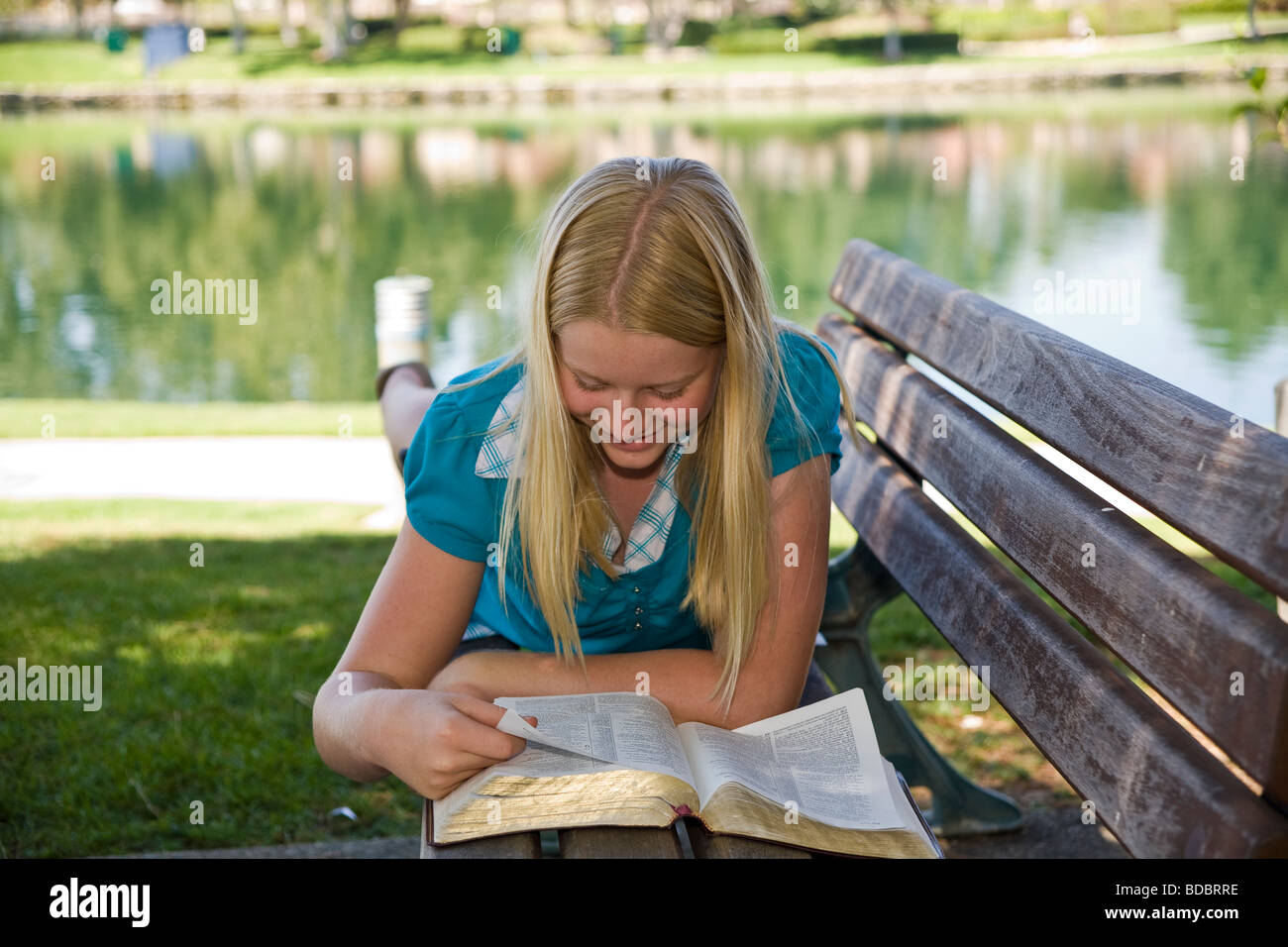 Junge Mensch Menschen Tween Tweens 11-13 Jährige jährigen Kaukasischen Junior high Mädchen das Lesen der Bibel meditieren Herr widerspiegelt Stockfoto