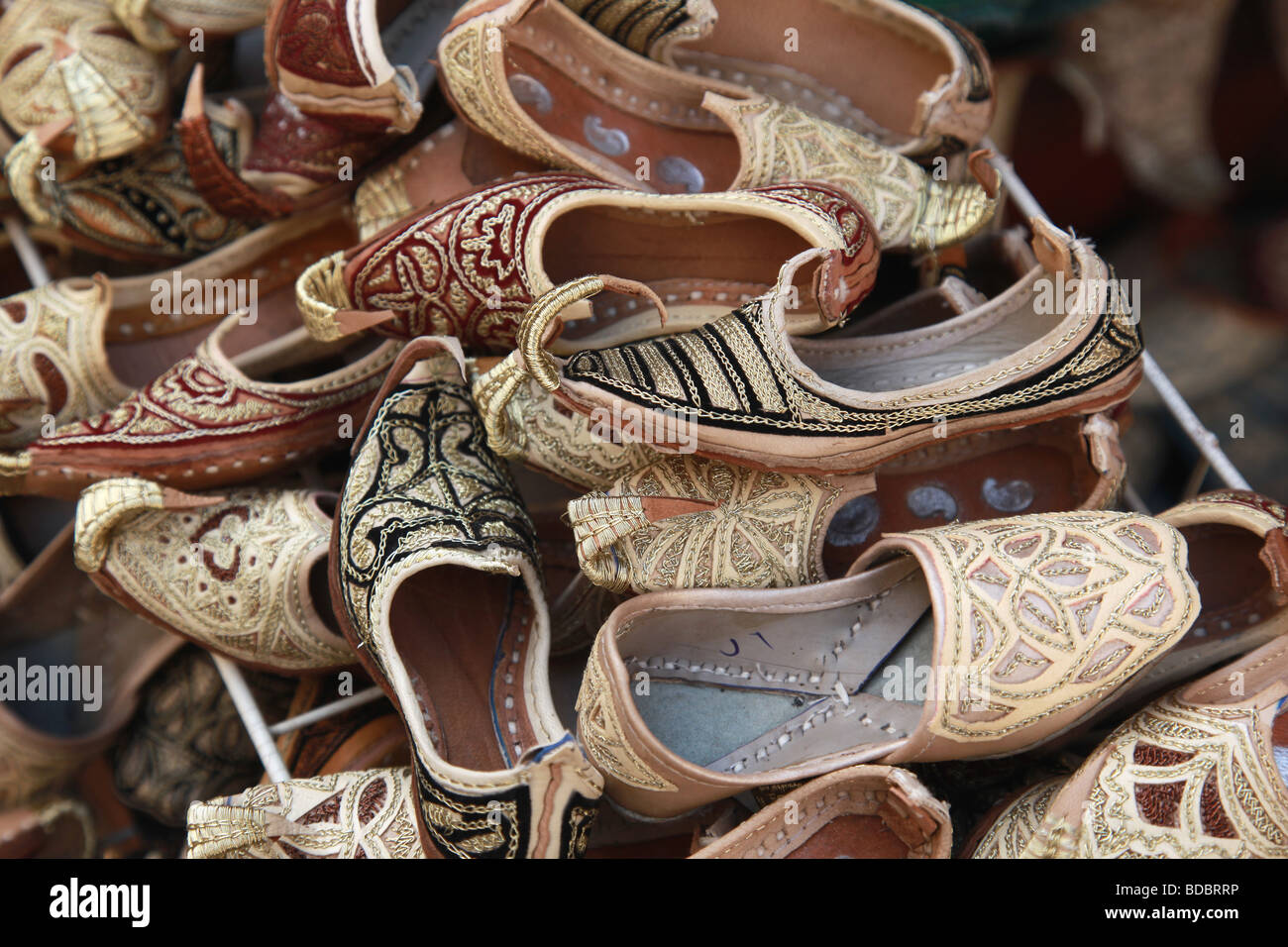 Traditioneller Souk in Dubai Schuhe zu verkaufen Stockfoto