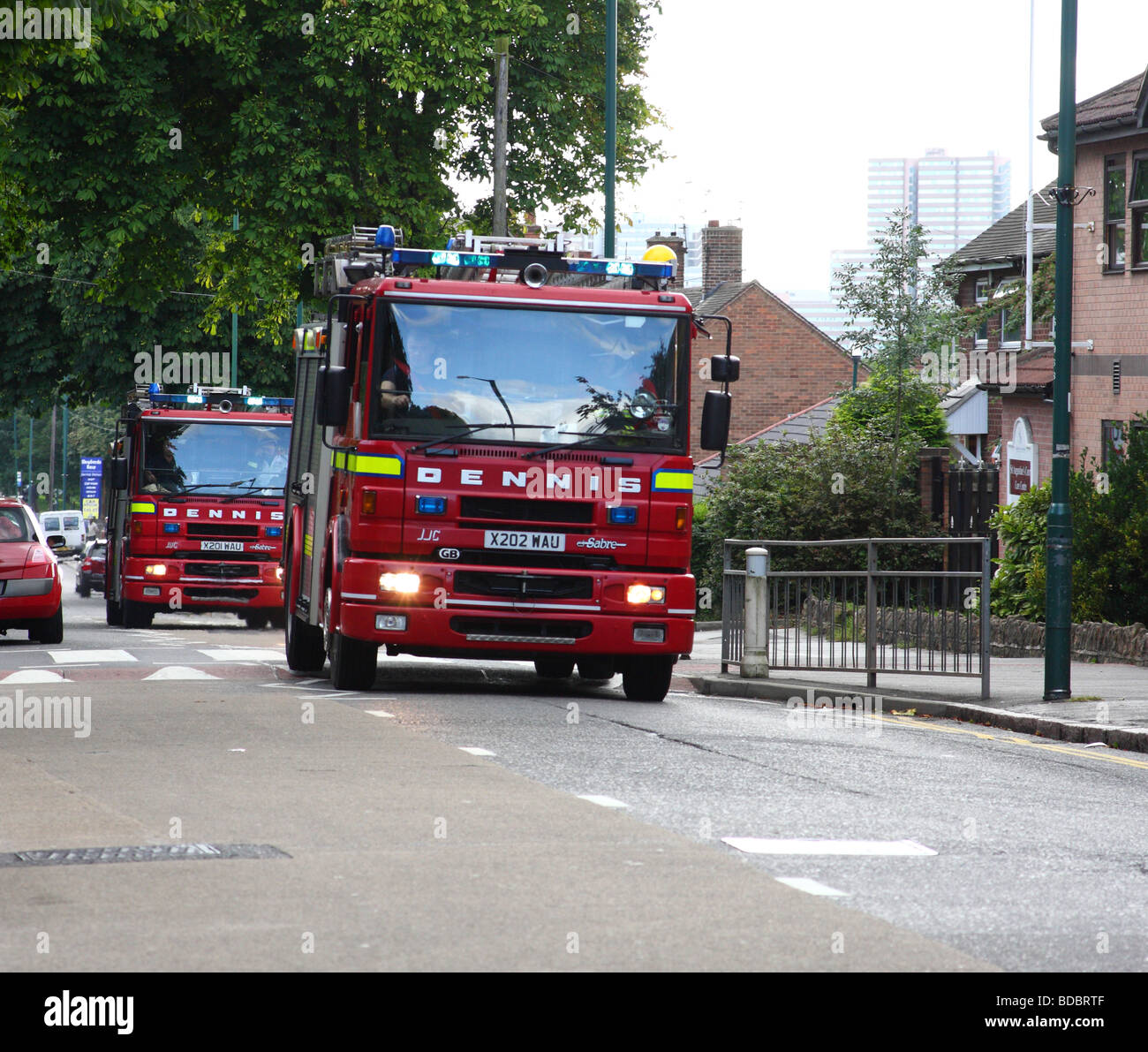Feuerwehrfahrzeuge, die Reaktion auf einen Notfall in einer Stadt, U.K. Stockfoto