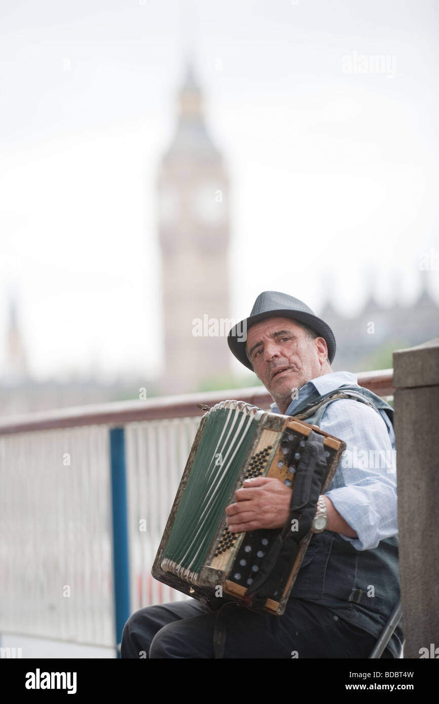 Accordion player busking Fotos und Bildmaterial in hoher Auflösung