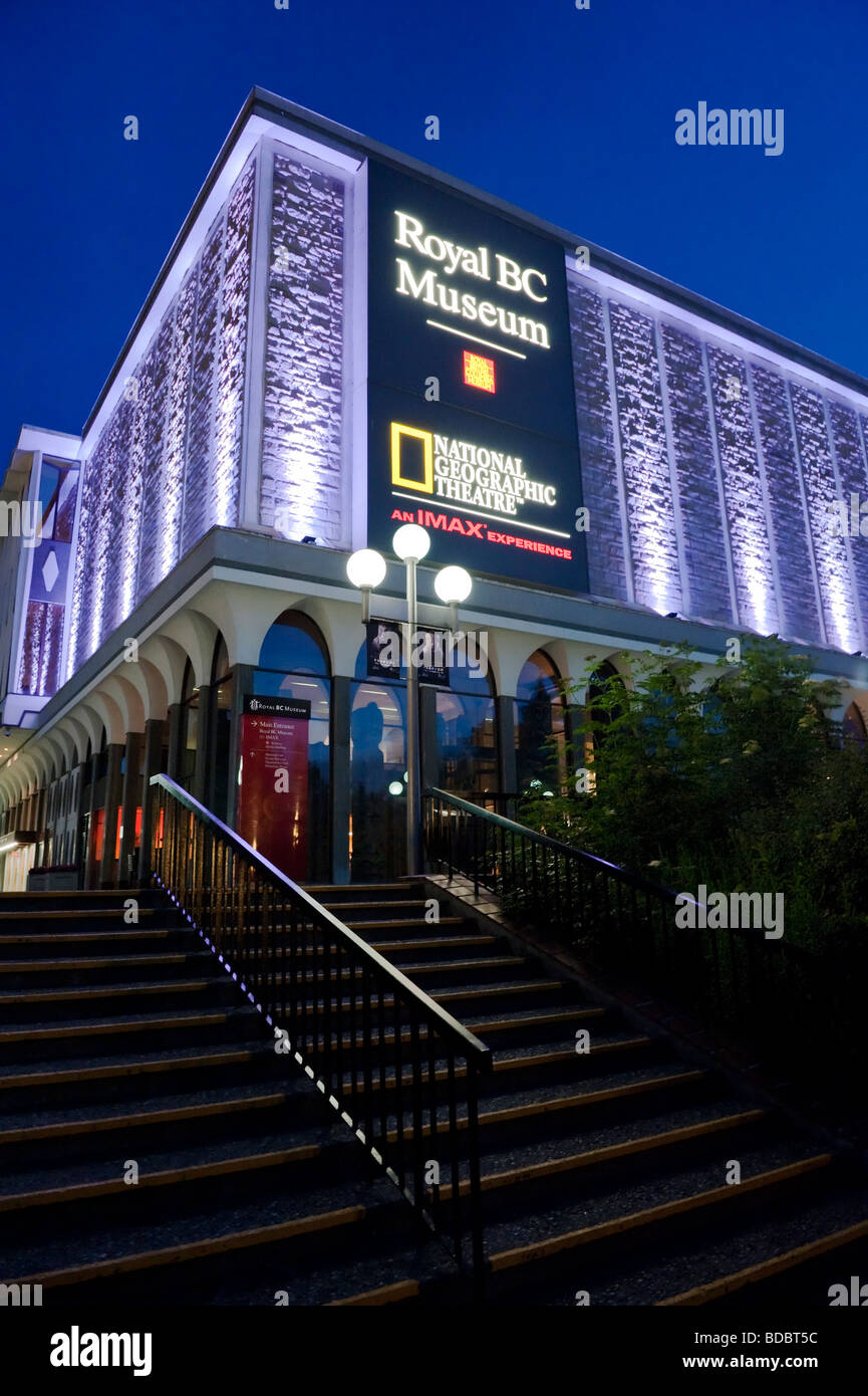 Das Royal BC Museum und den Eingang zum National Geographic Imax Theatre in Victoria, British Columbia, nach Einbruch der Dunkelheit gefangen. Stockfoto