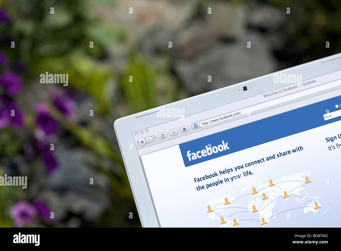 Laptop zeigt soziale Netzwerk Facebook Splash Bildschirmseite Stockfoto