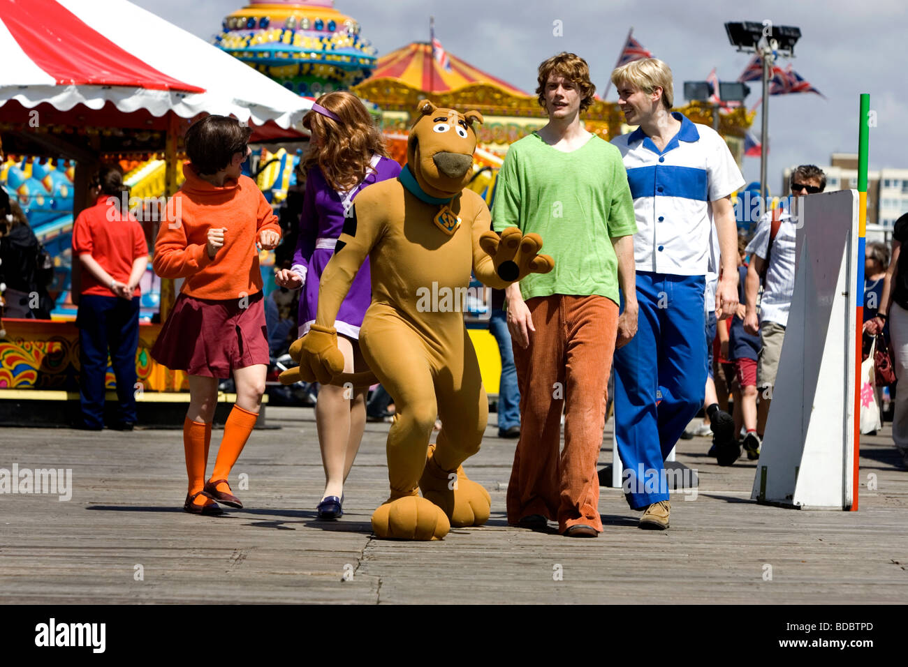 Akteure aus der Theaterproduktion von Scooby Doo - Scooby Doo und die Pirate Ghost auf Brightons Palace Pier, Sussex abgebildet. Stockfoto