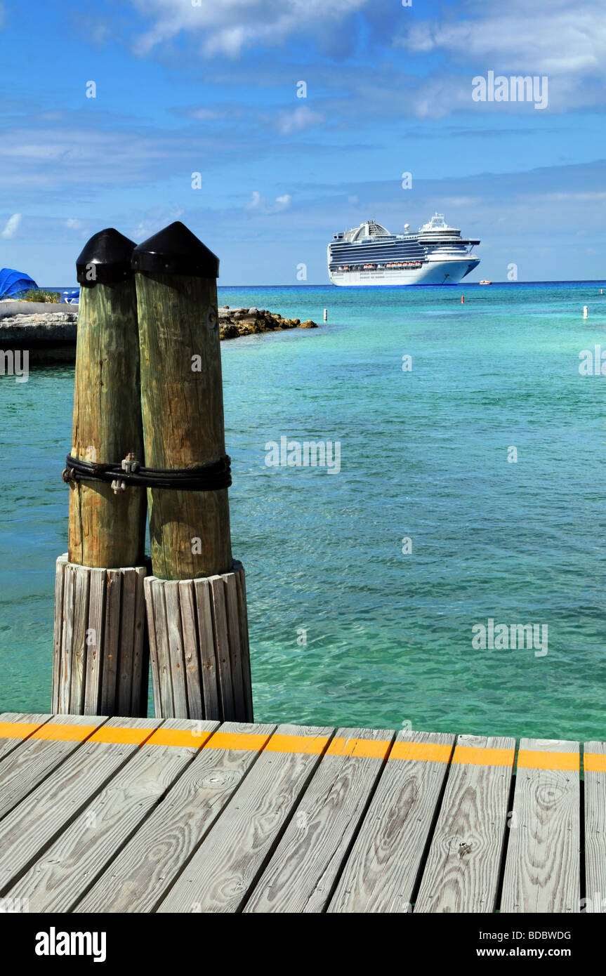 Port-Deck in Prinzessin Cay Bahamas mit Kreuzfahrtschiff im Hintergrund Stockfoto