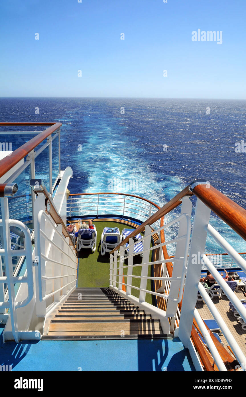 Kreuzfahrt Schiff Heck mit Wasser infolge von Motoren Stockfoto