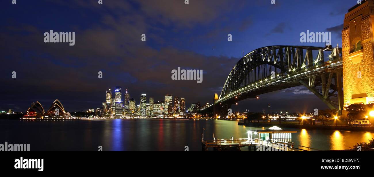 Sydney Harbour Bridge und Opernhaus bei Nacht Stockfoto