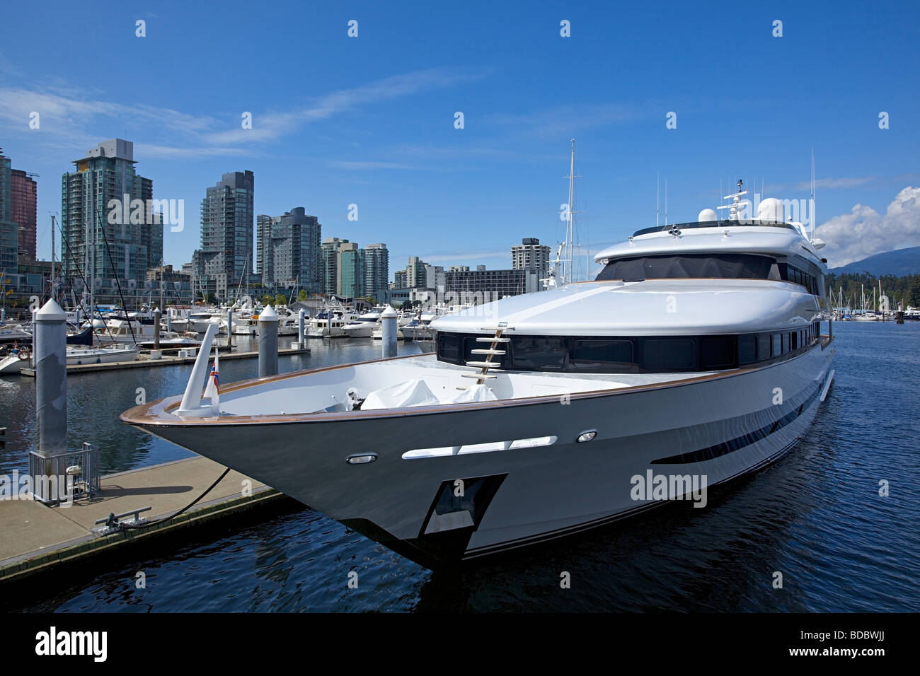 Luxus-Yacht angedockt in Coal Harbour, Vancouver, Britisch-Kolumbien, Kanada Stockfoto